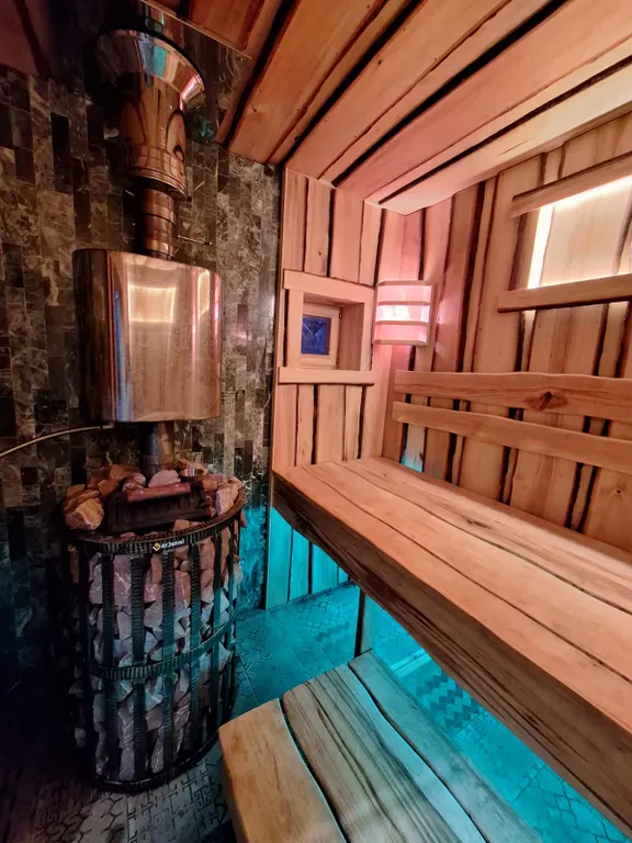 Барнхаус в лесу с розовой гостиной