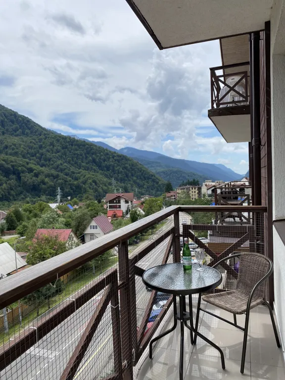 Евродвухкомнатный апартамент с балконом и видом на пик Аибга