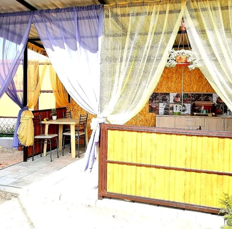 Номер со своим двором и общей кухней