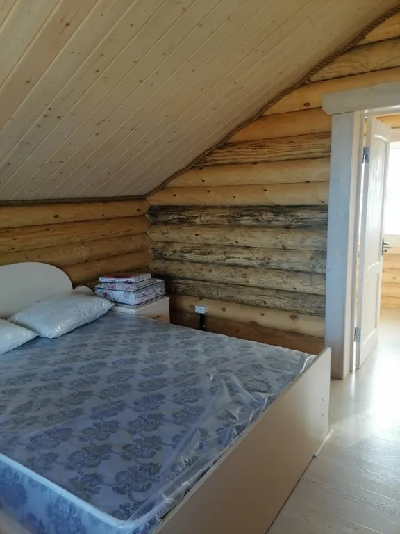 Домики на берегу моря в городе