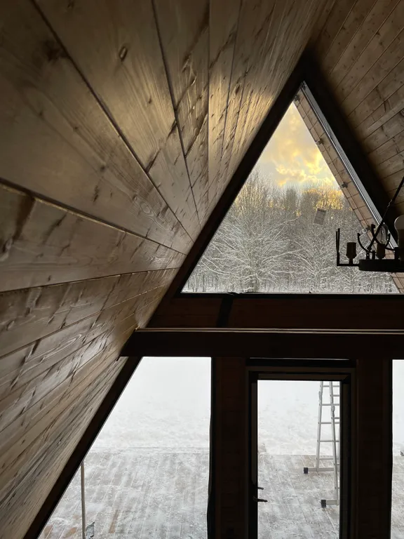 Уютный панорамный треугольный дом A-frame с видом и окружением леса
