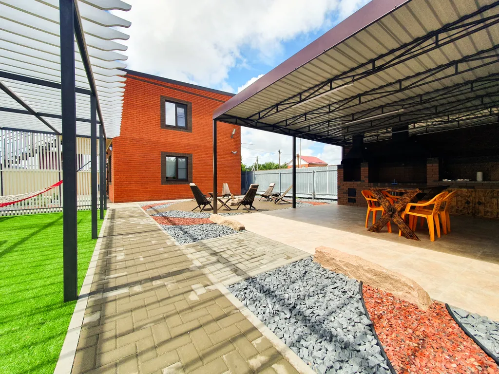 Отдельный дом с благоустроенным двором возле азовского моря