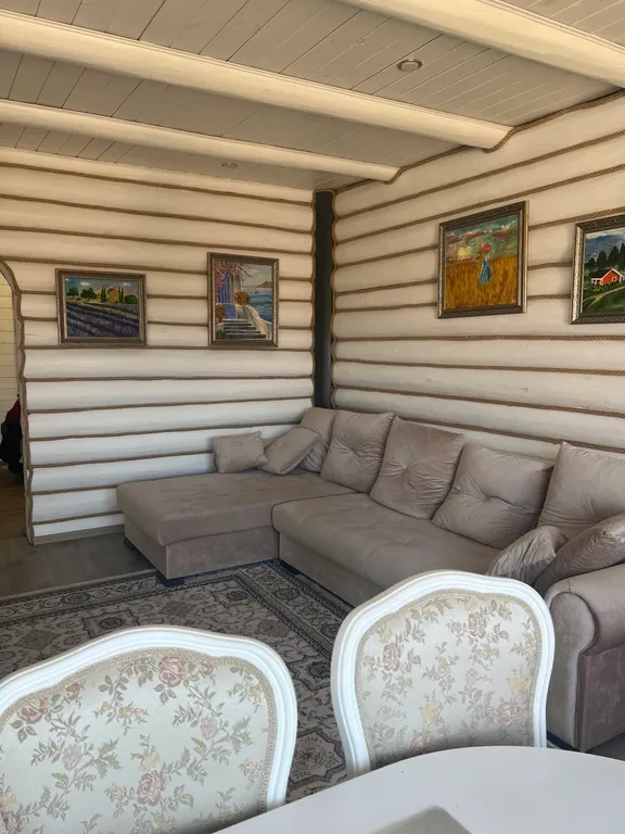 Уютный дом на берегу реки