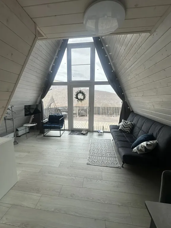 Атмосферный дом у леса с видом на горы