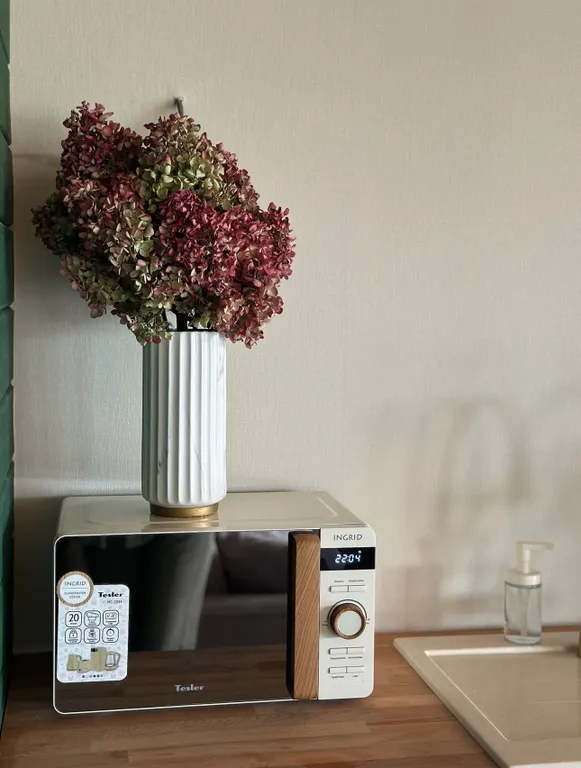 Дом-баня в красивом саду рядом с водоемом