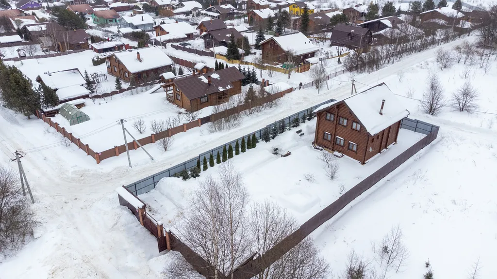 Большой деревянный коттедж рядом с озером и лесом