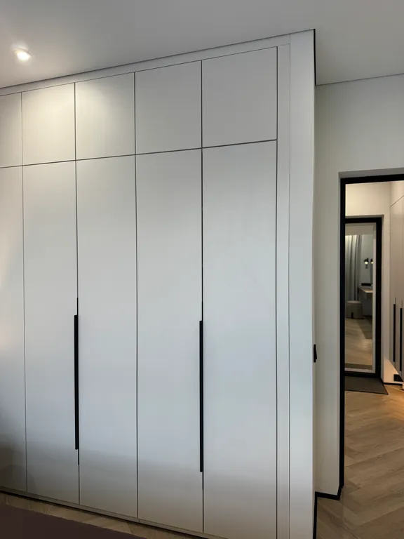 Дизайнерский ремонт с красивым вид из окна