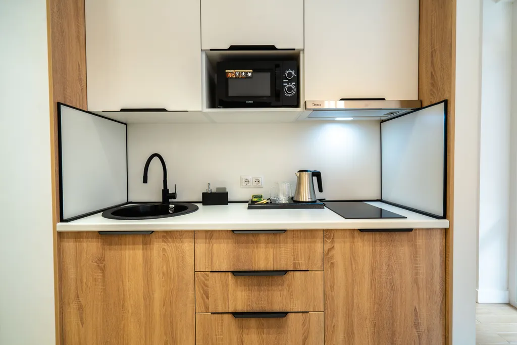 Стильный номер с балконом и кухонной зоной