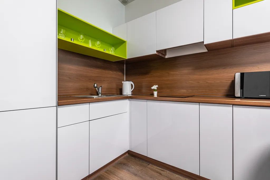 Светлая студия с кроватью и диваном