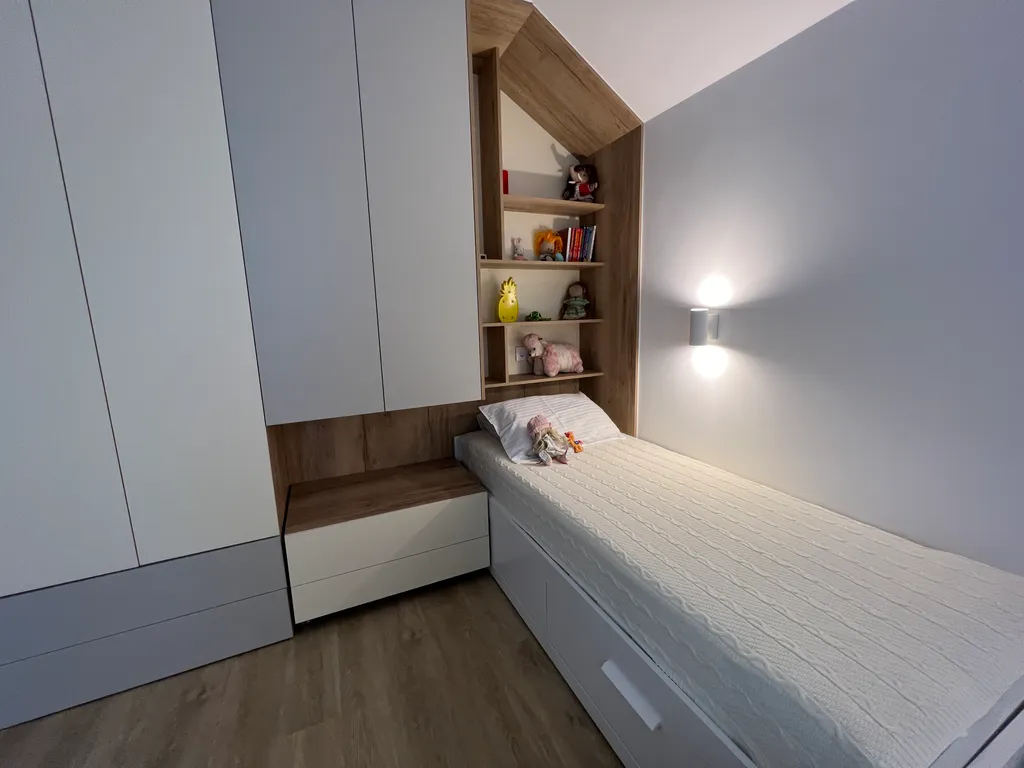 Просторный дом с камином в сосновом лесу