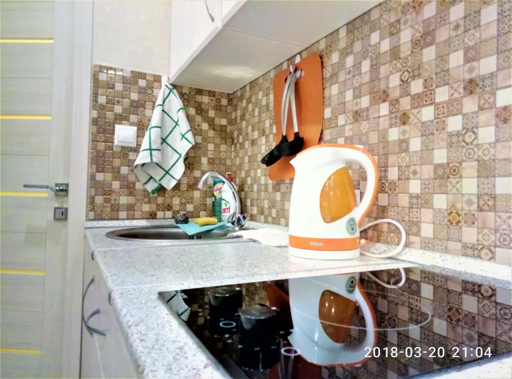 Уютная студия Мегаполис с большими окнами и плотными шторами