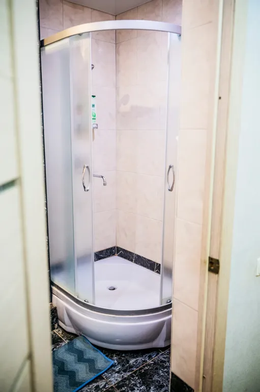 Часть дома с балконом