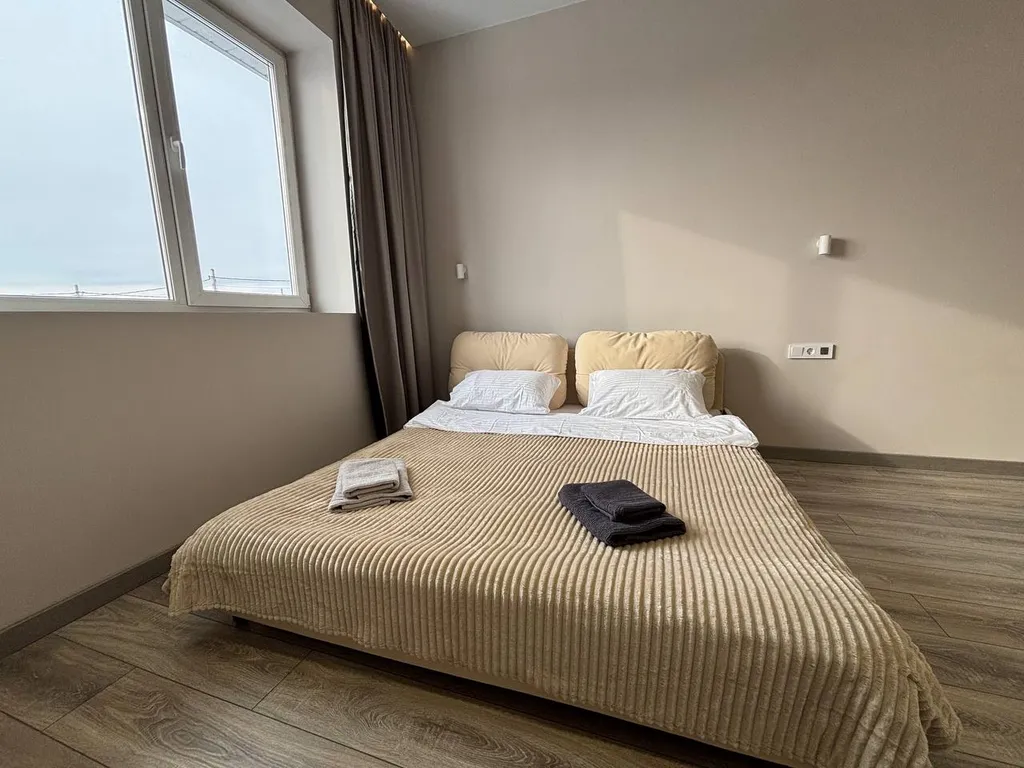 Просторный дом с собственной территорией и настоящим камином