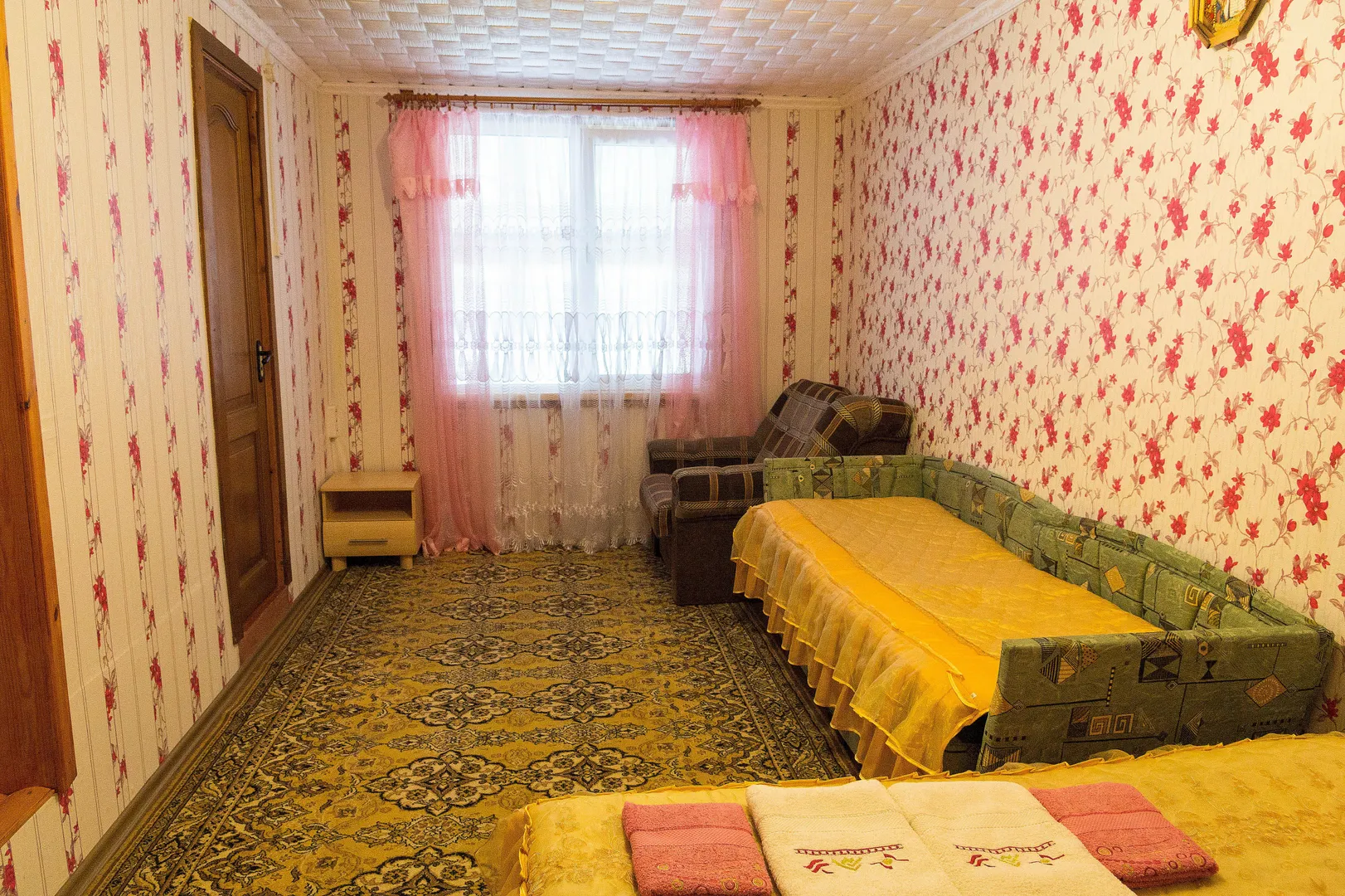 Жилая комната  с двухспальной кроватью,  кресло-кровать  и две односпальных тахты