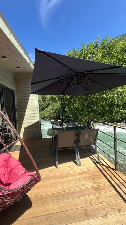 Коттедж с видом на реку и горы (4)