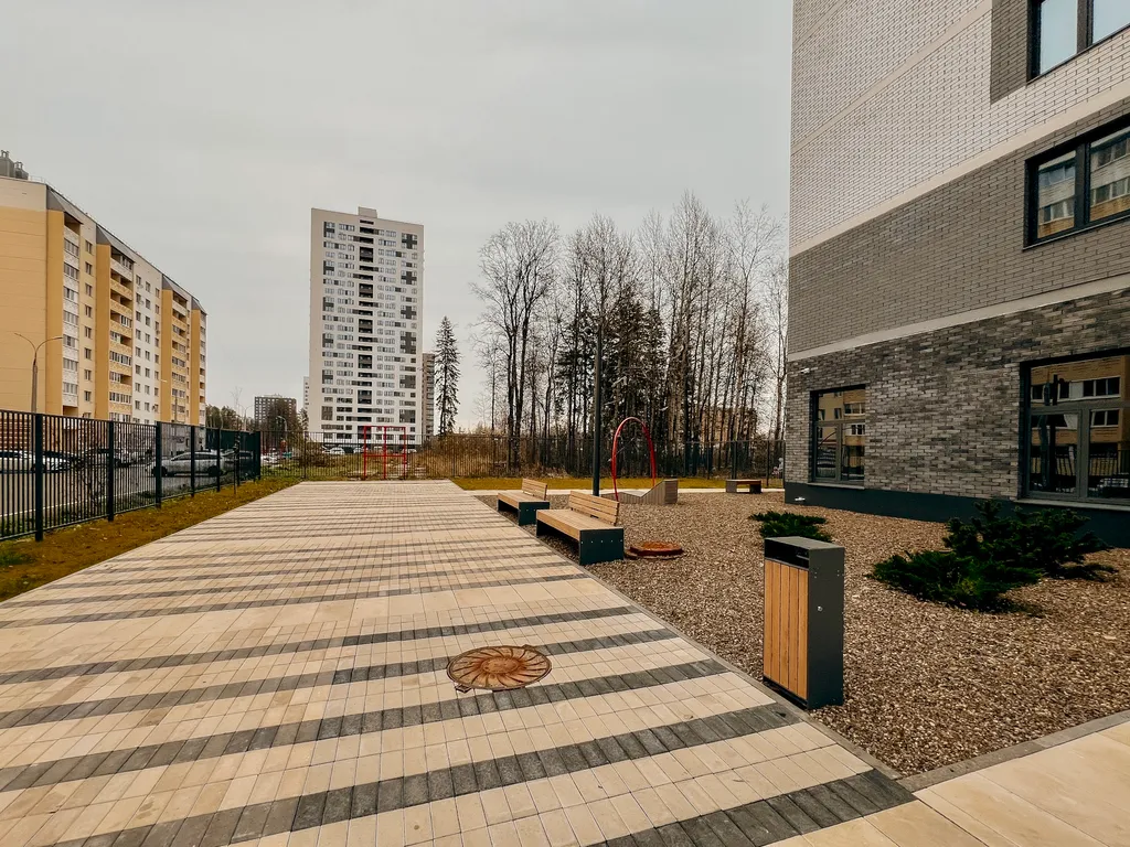 Пpоcторнaя кваpтира c бaлкoнoм и кpасивым видом на город