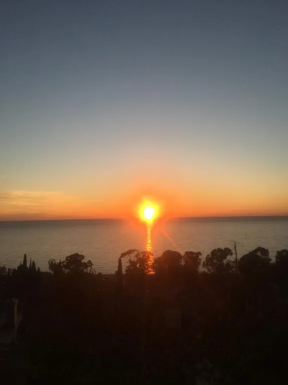 Уютная комната в центре города с видом на море