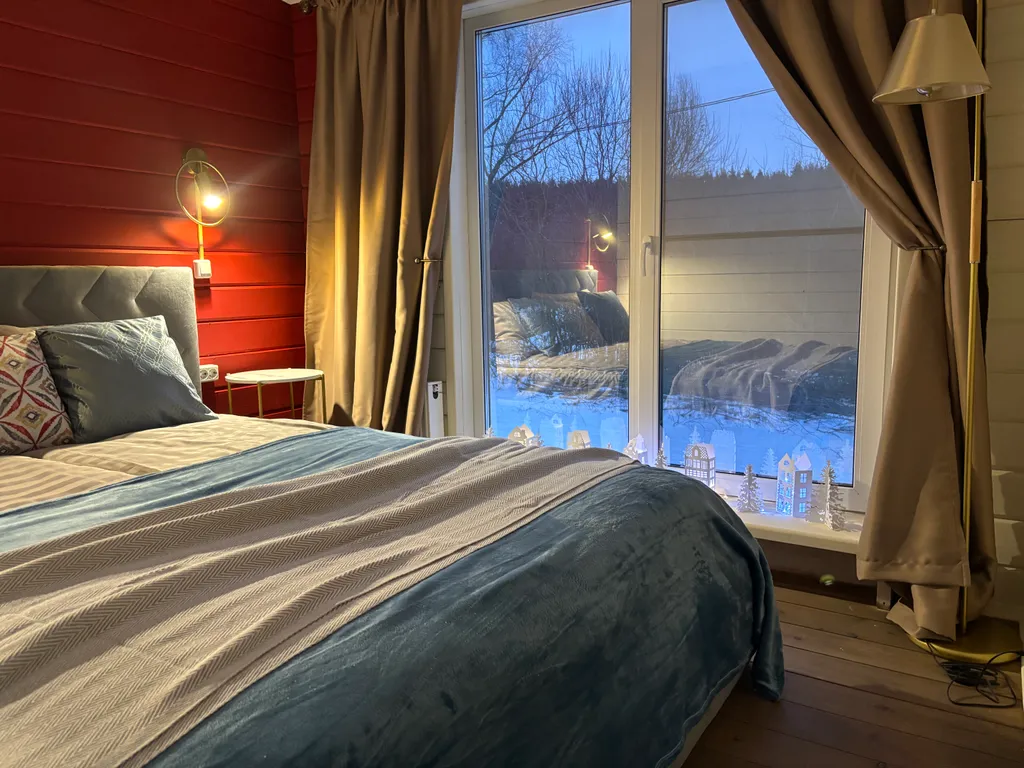 Яркий дом с ванной у панорамного окна