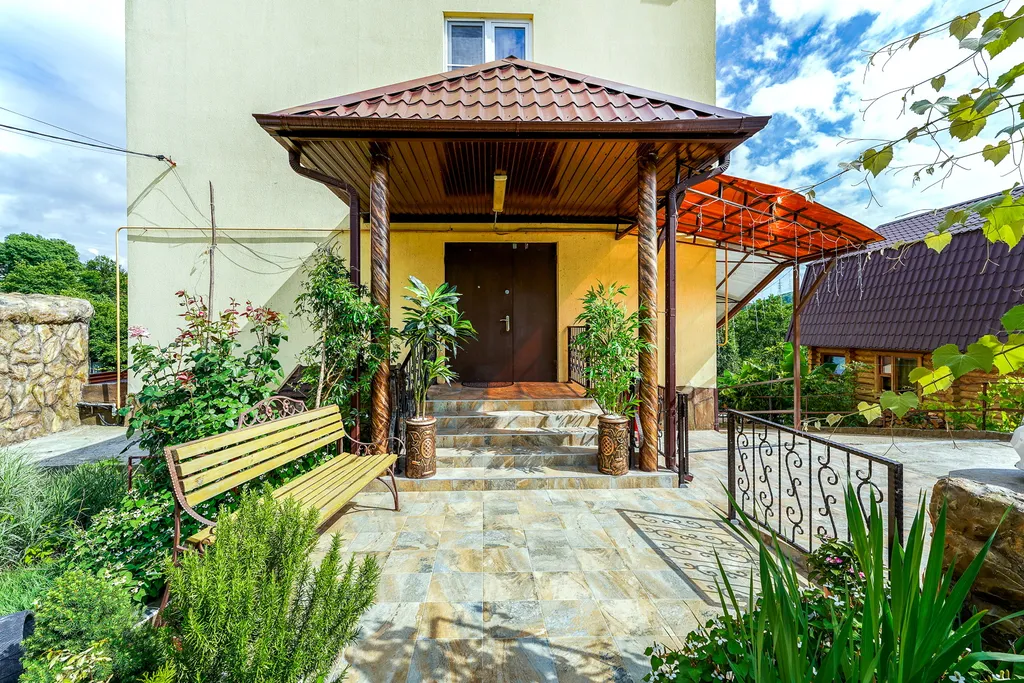 Дом с бассейном