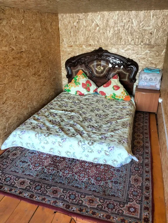 Уютный домик рядом с озером в природном тихом месте