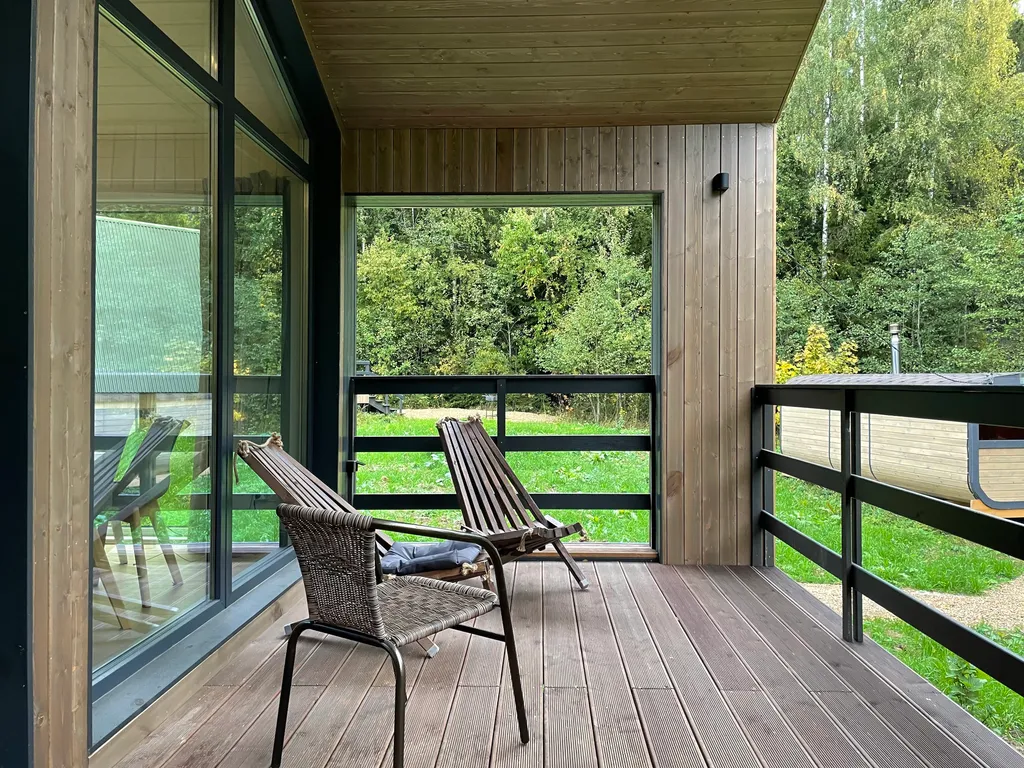 Барн с панорамными окнами с видом на дикий лес