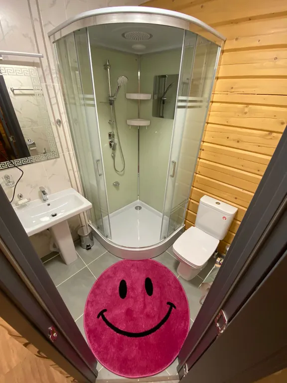 Усадьба в лесу с видом на горы