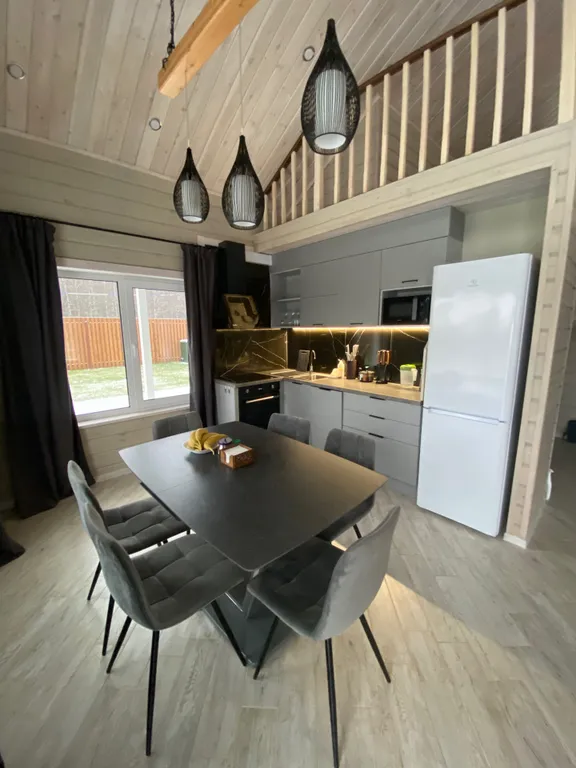 Уютный дом с бассейном на природе