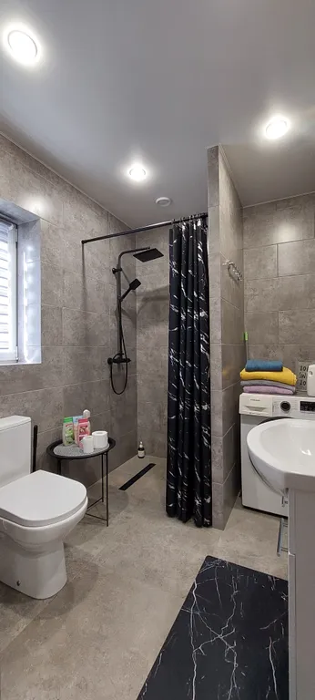 Уютный дом в черте города для комфортного отдыха в лесной местности