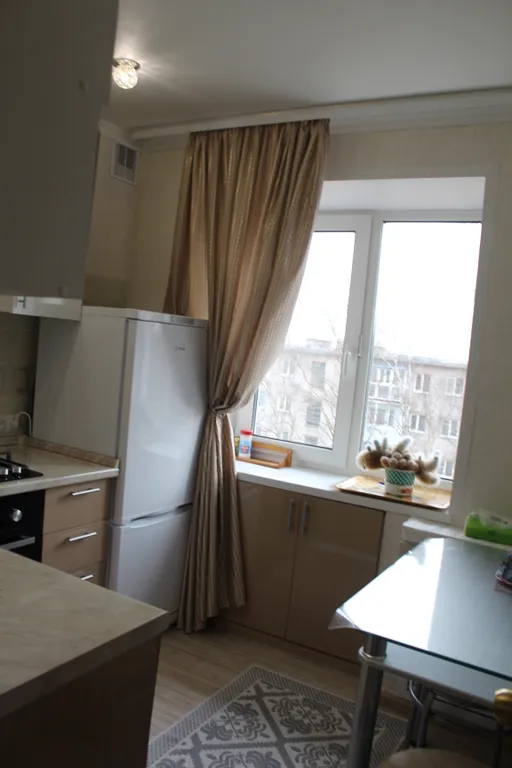 Уютная двухкомнатная квартира в спокойном районе, с кроватью и диваном