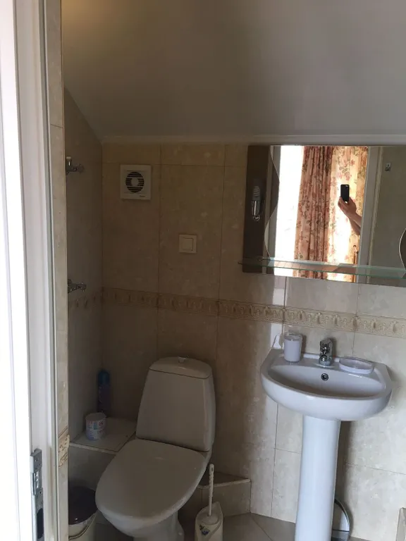 Уютная комната в частном доме у моря, на четвертом этаже.