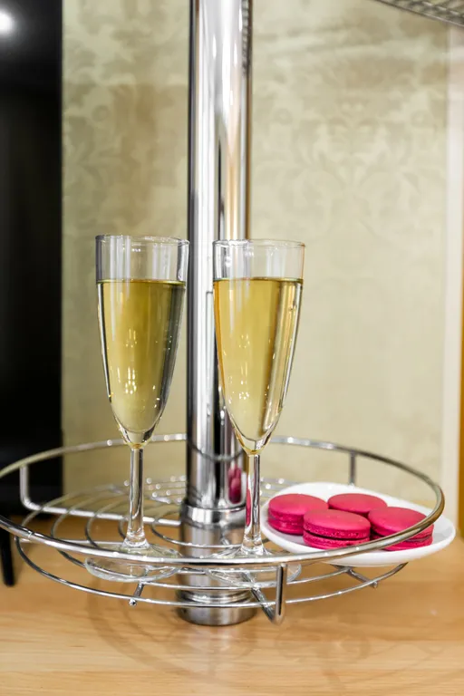 Рядом Невский, торговые центры, метро