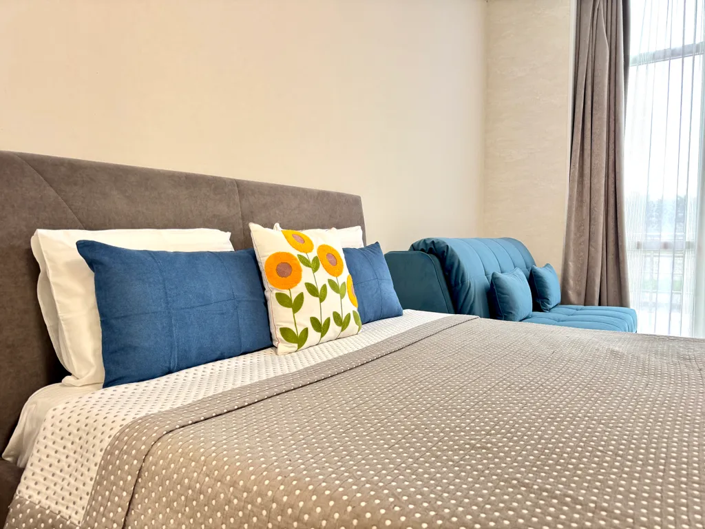 Просторная студия с террасой на первой линии в Сириусе