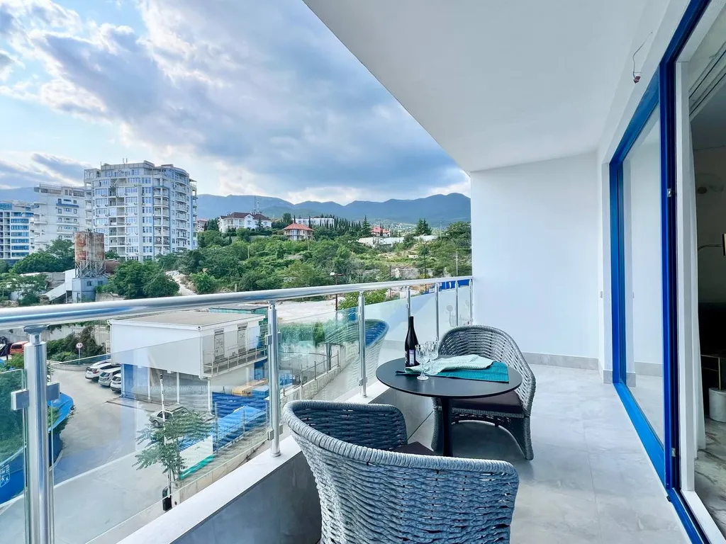 Современный апартамент с бассейном