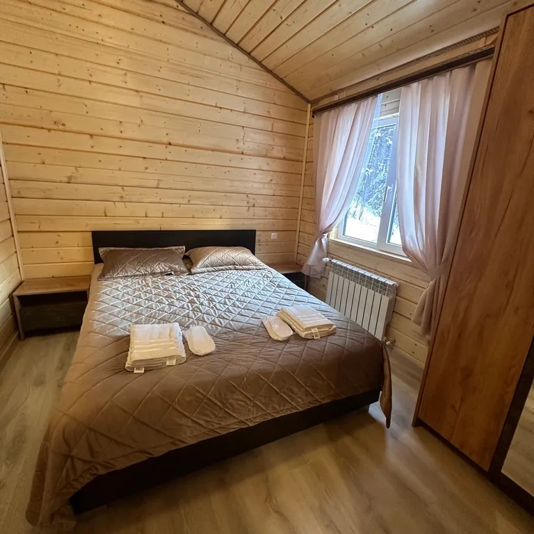 Домик в лесу с панорамными окнами