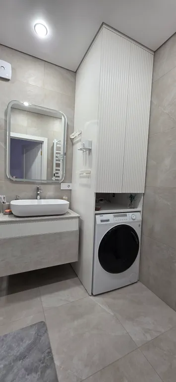 Новая, красивая, солнечная квартира с дизайнерским ремонтом.