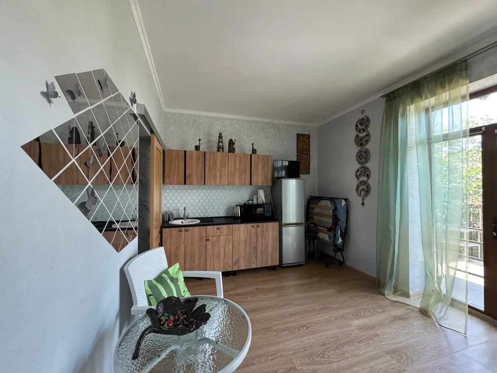 Уютная студия с дизайнерским ремонтом и балконом