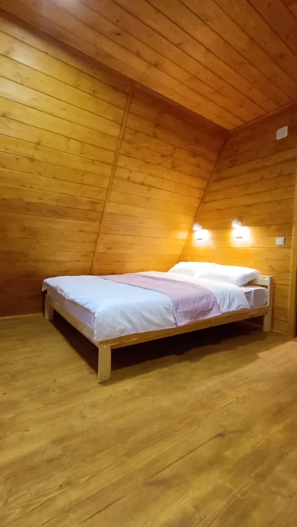 Большой деревянный треугольный дом (афрейм) с видом на бештау