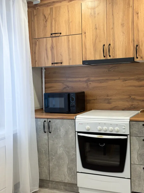 Просторная еврoдвушкa с светлой куxнeй-гocтинoй