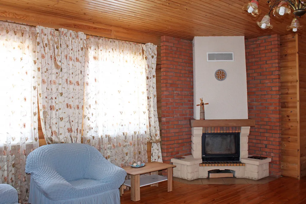 Двухэтажный дом за городом