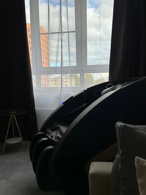 Уютная квартира с джакузи в спальне и массажным креслом