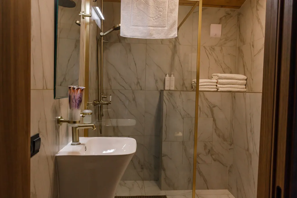 Просторный двухкомнатный коттедж 75 метров в лесу у пруда