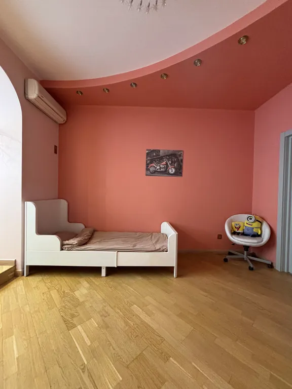 Огромная квартира на набережной