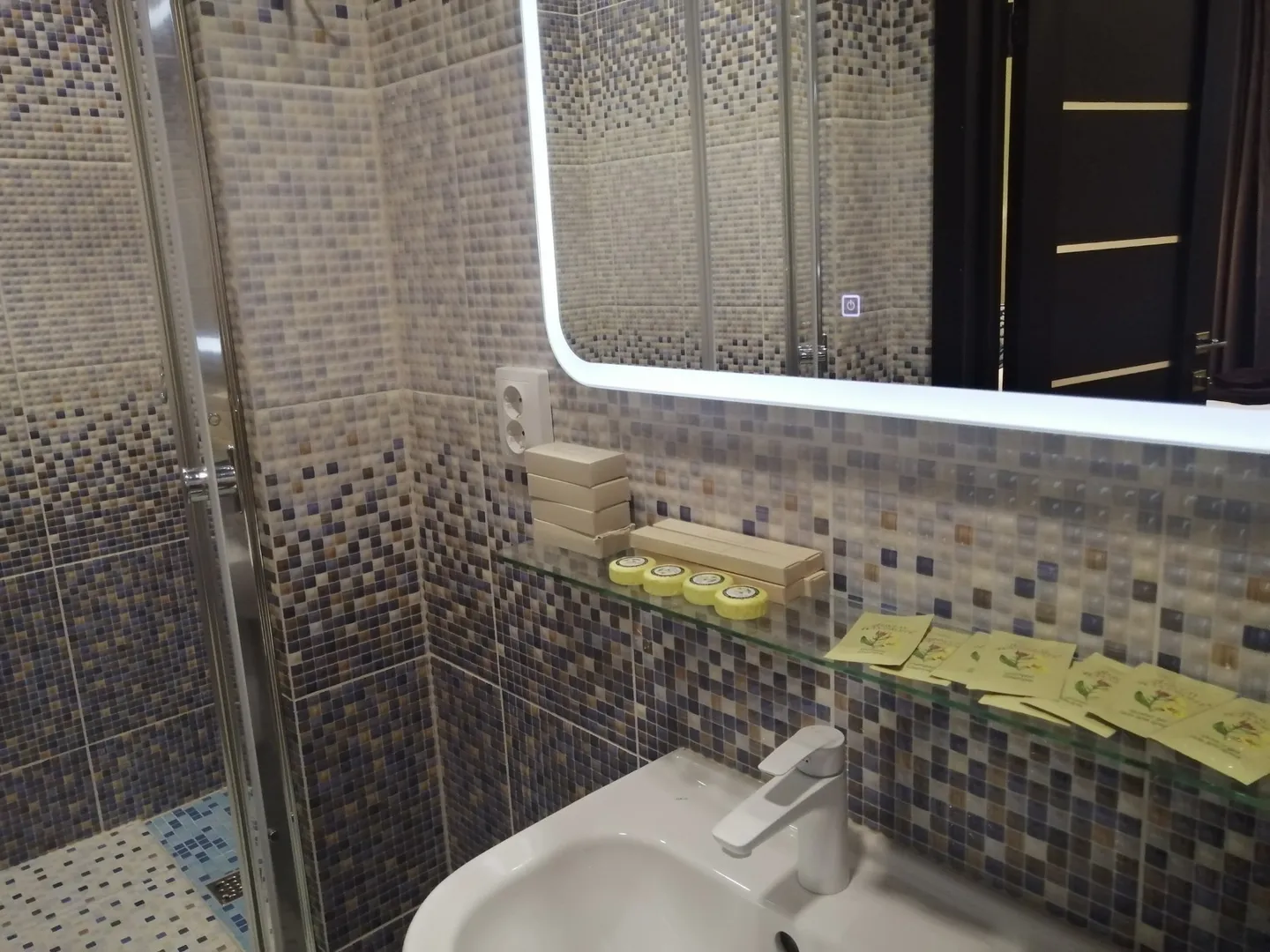 Ванная комната с индивидуальными косметическими принадлежностями