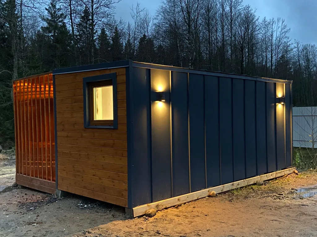 Уютный лесной домик на берегу ручья с выходом в лес