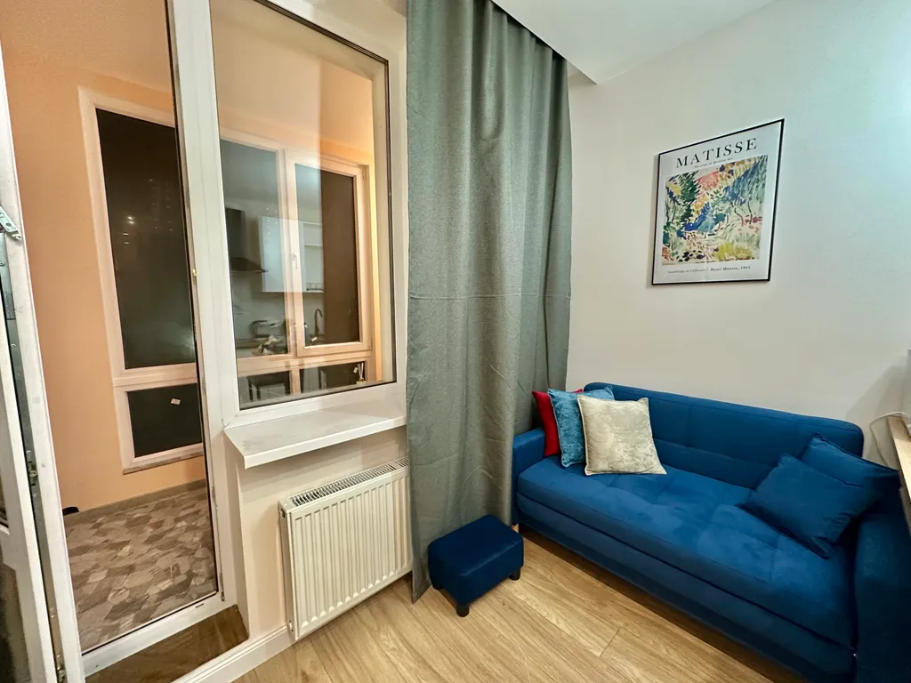 Квартира с панорамными окном в спальне