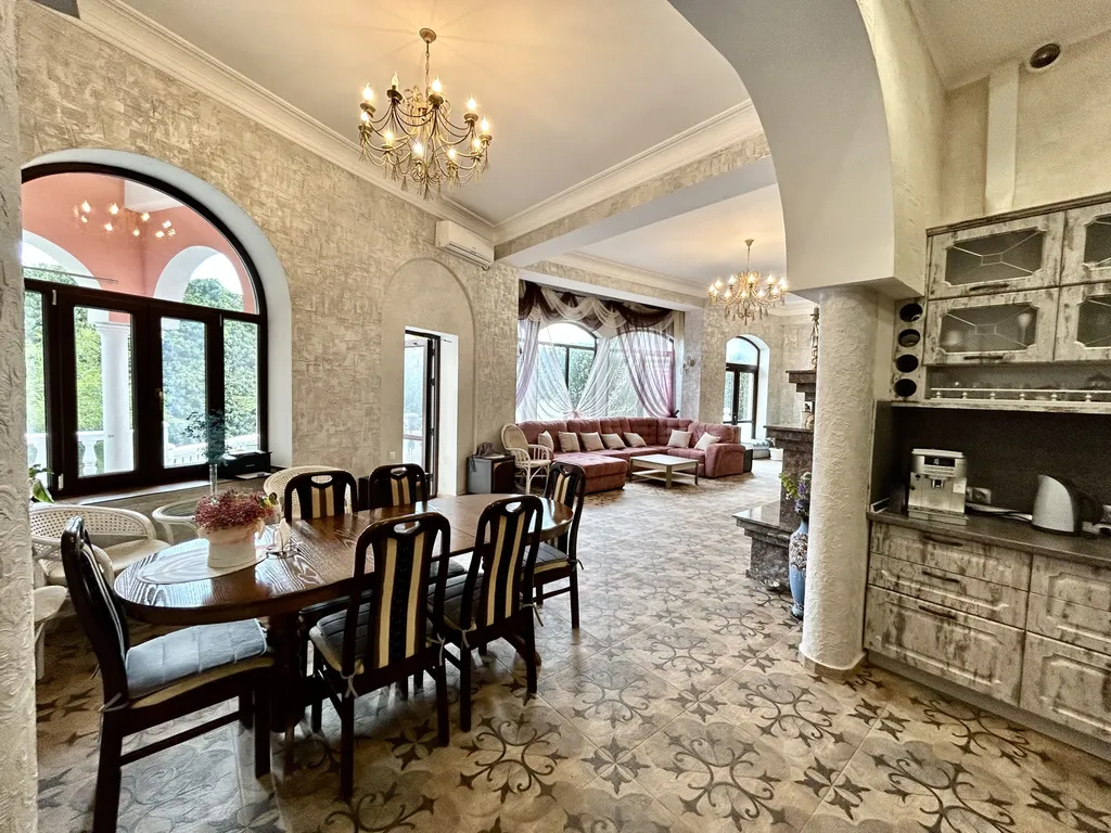 Вилла с бассейном и сауной в центре Ялты