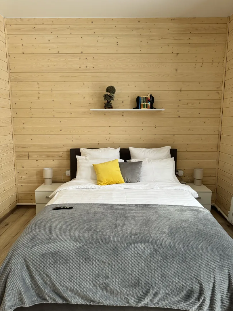 Кровать (160*200) в основной спальне. Постельное белье отельного качества из хлопок-сатина предоставляется бесплатно