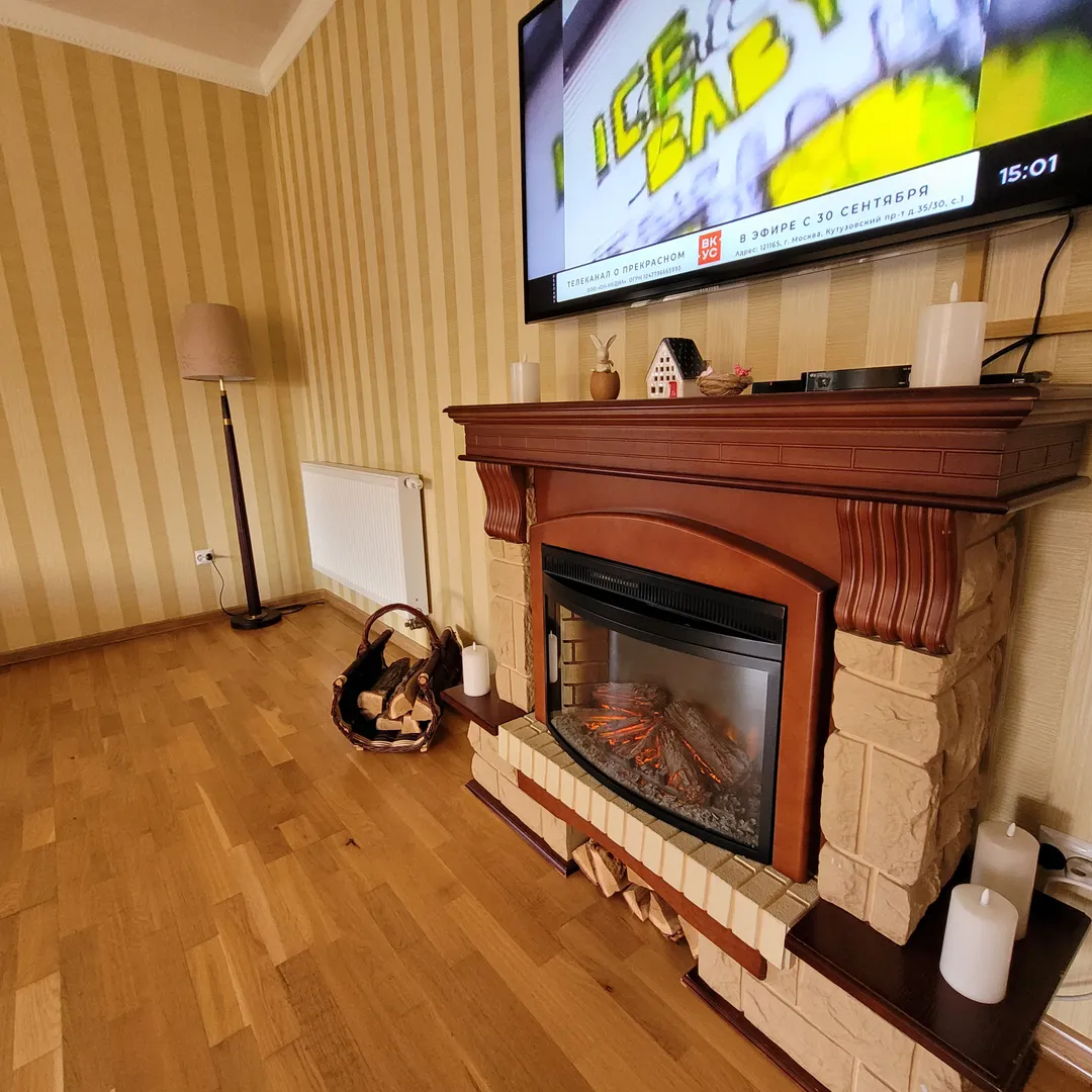 Камин и смарт-TV в гостиной
