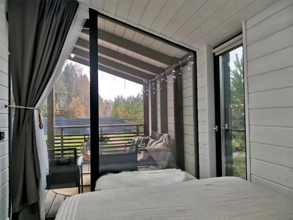 Панорамный дом в окружении леса на берегу водохранилища