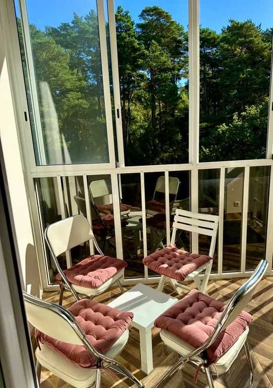 Уютная студия с видом на лес